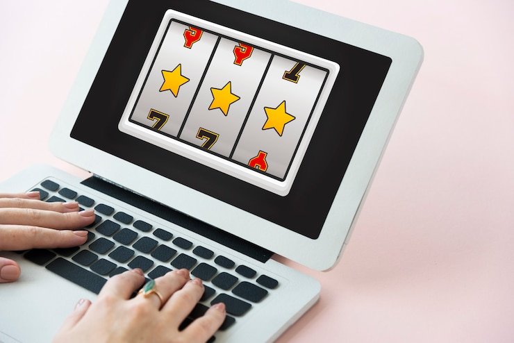 Tampilan meja Hot Pot di jingga888 slot dengan dealer, pemain, dan kartu komunal terlihat jelas di layar mobile HD